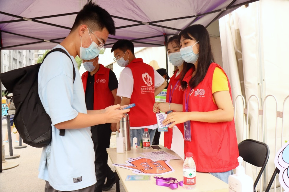 紫荆志愿者助力2022级新生顺利入学-清华大学