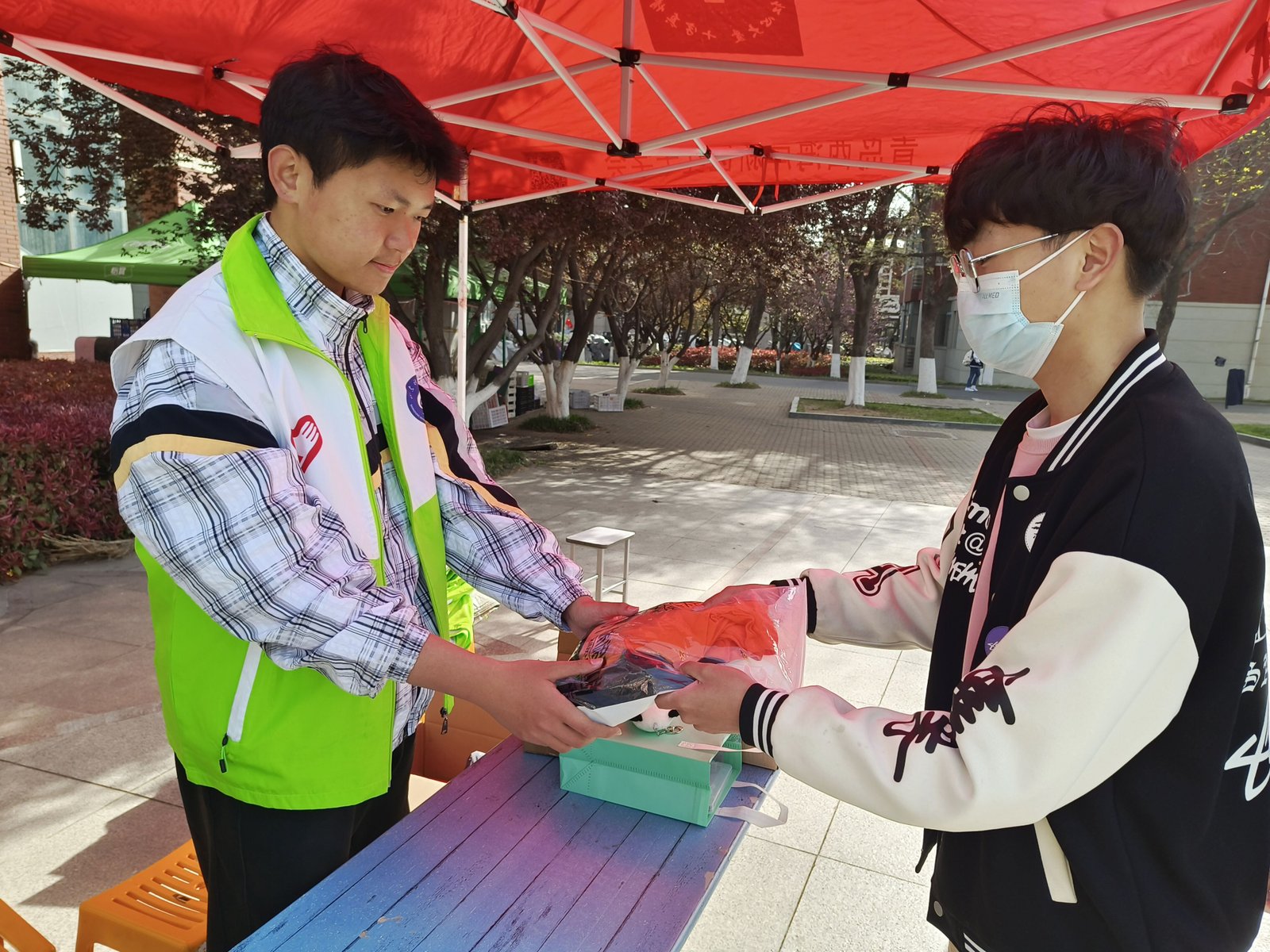 学校开展“小螺号·爱心捐赠”志愿服务活动-山东科技大学新闻网