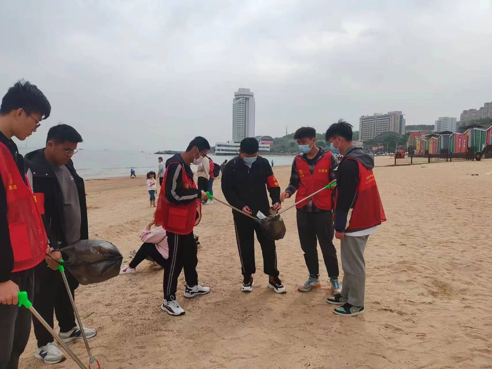 芝罘航院社区大学生志愿者：青春有担当，志愿正当时|大学生|志愿者|社区_新浪新闻