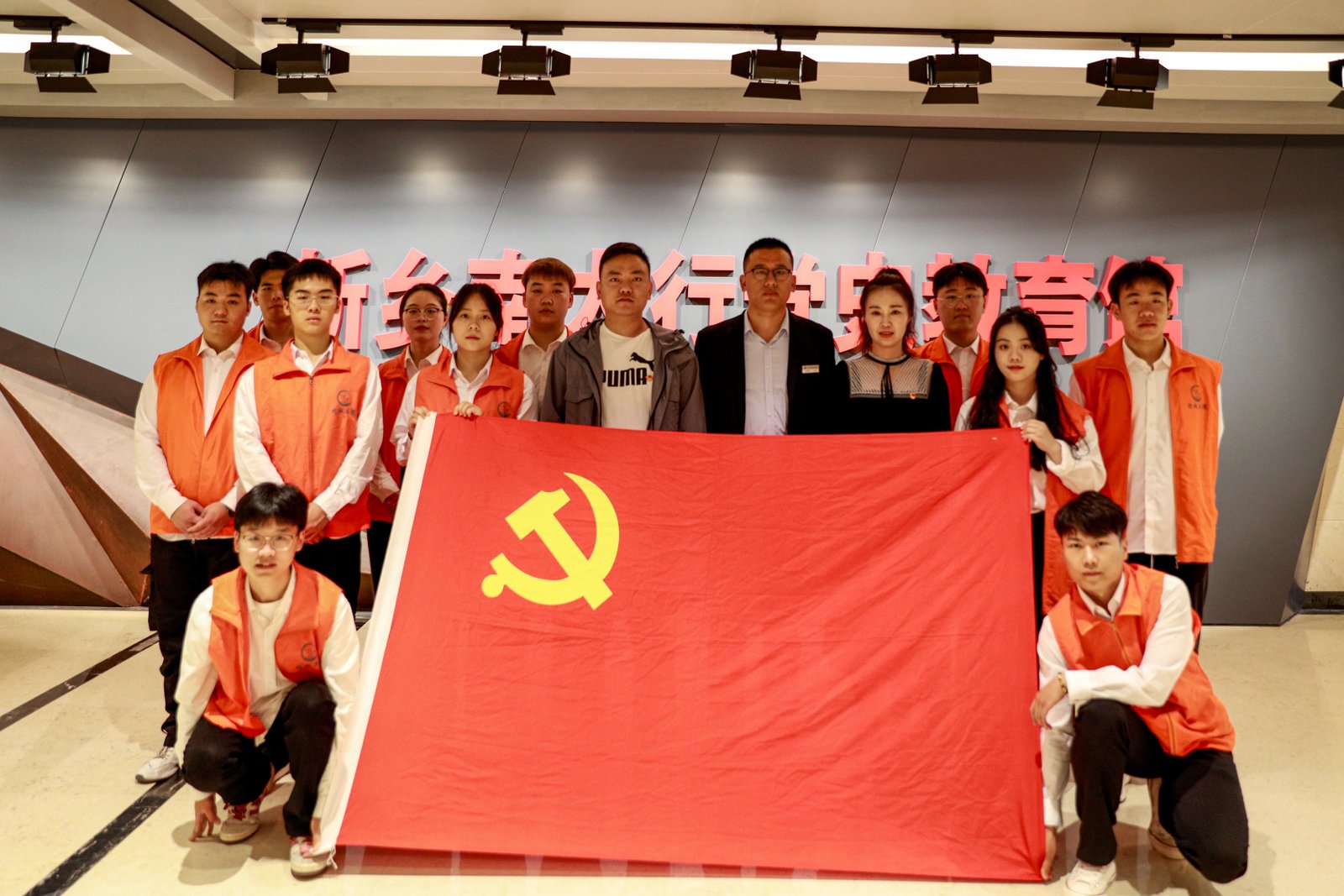 “针丝绣鲁韵 青春承匠心——山东商院学子传承鲁绣非遗技艺