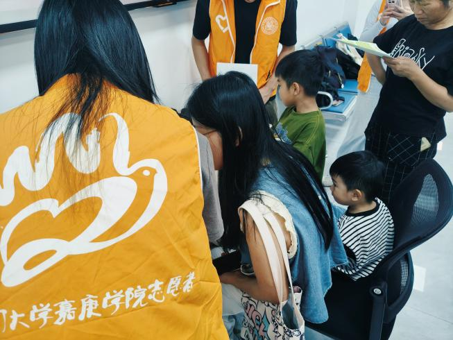 暑期“三下乡”|科创赋能基层健康,零界科技携AI心音设备走进南滨社区