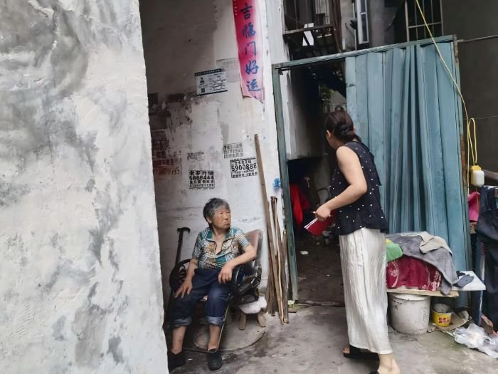 寻访基层实干迹,记录一线为民情——武汉铁院“信之助”师生精准资助团队开展独居老人走访活动