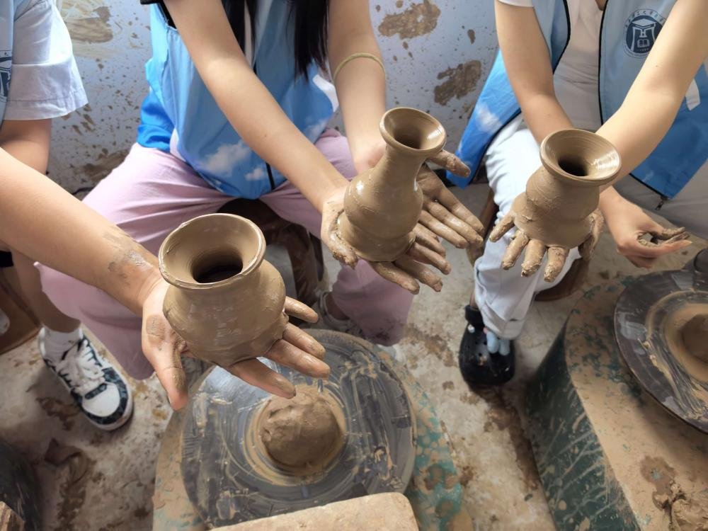 泥土赋彩 刀刻匠心|青岛理工大学学子沉浸式体验界首彩陶制作技艺