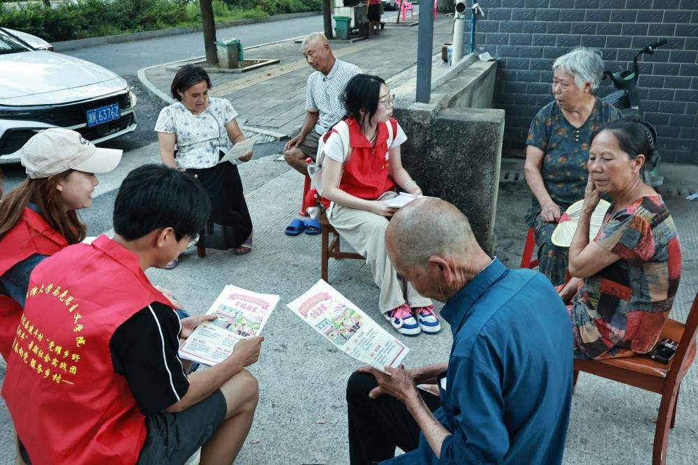 座谈访谈摸实情，入户宣讲聚民心 