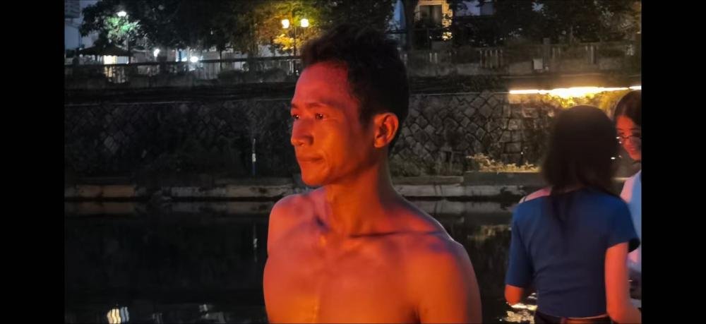 铁水扬洒，星火纷飞